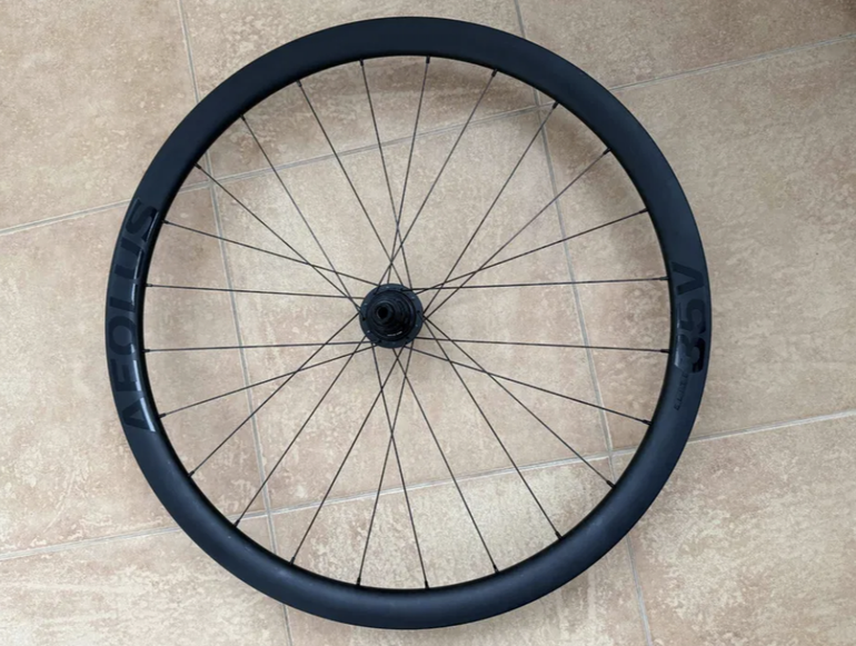 Used Bontrager Aeolus Elite 35V TLR Disc Road Wheel 2022 bike — image 3 of 4