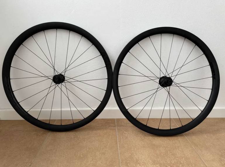 Used Bontrager Aeolus Elite 35V TLR Disc Road Wheel 2022 bike — image 1 of 4