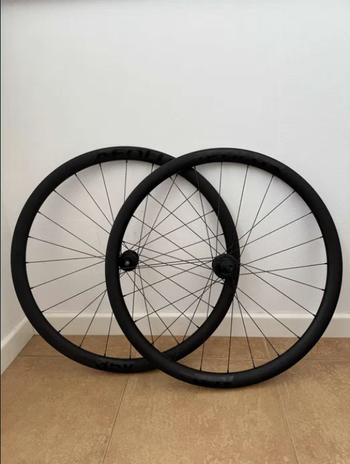 Used Bontrager Aeolus Elite 35V TLR Disc Road Wheel 2022 bike — image 4 of 4