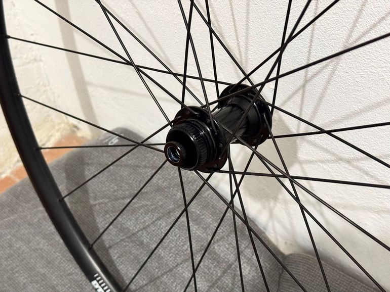 Used Dt Swiss Dt Swiss R470 dB 2025 bike — image 3 of 4