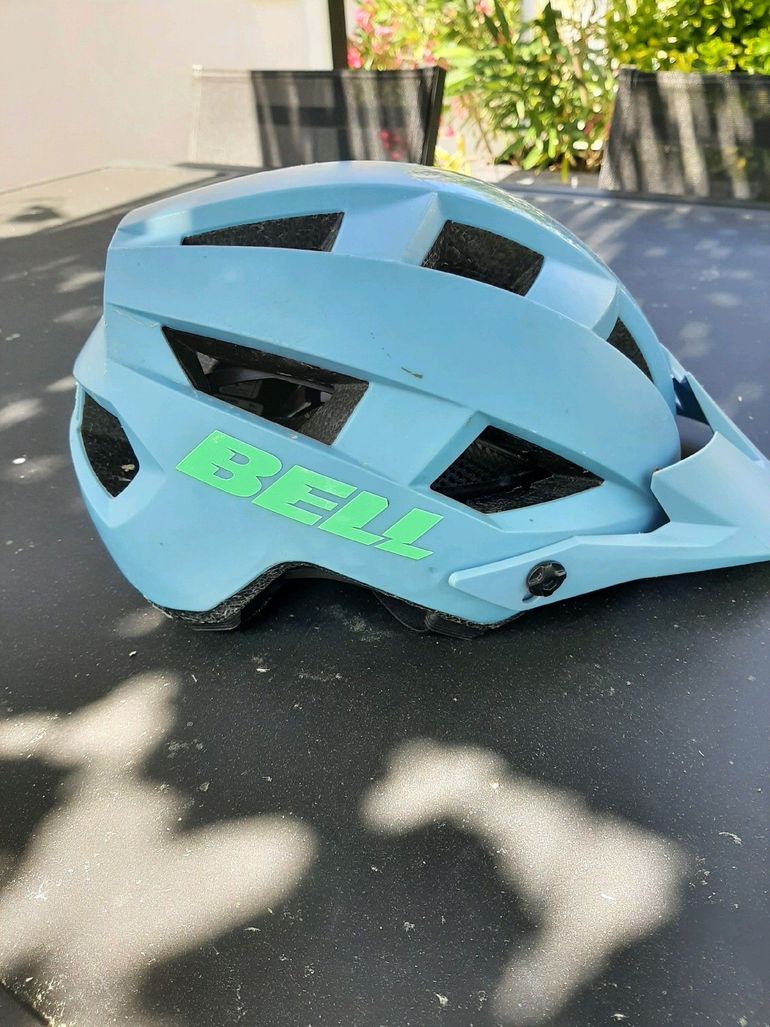 Used Bell spark 2 MIPS 2022 bike — image 3 of 5
