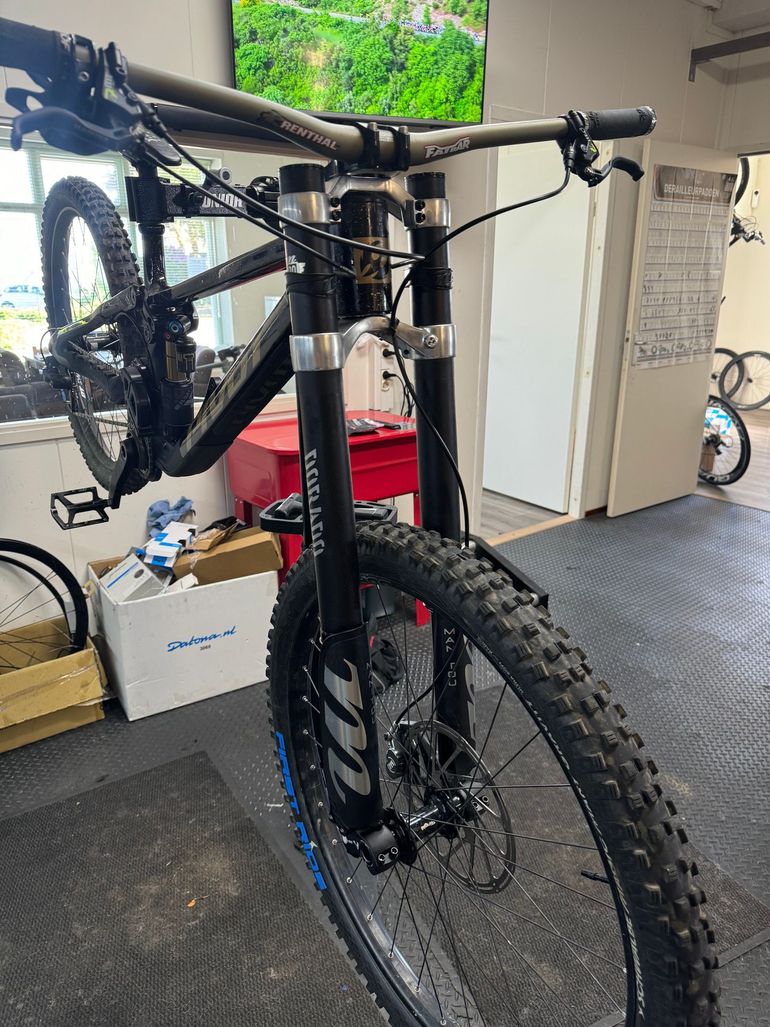 Used Manitou Dorado Pro 2025 bike — image 5 of 7