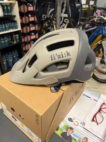 Used Fizik kassis 2025 bike — image 2 of 5