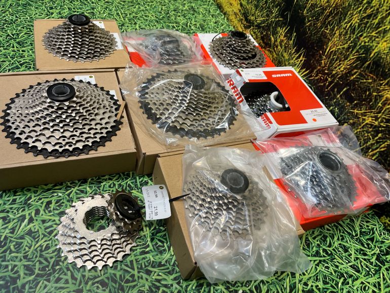 Used Sunshine, Sunrace, Sram en Shimano Cassetes en freewheels 2022 bike — image 2 of 12