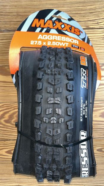 Maxxis Aggressor 27.5x2.5 WT DD Tyres & Tubes usato
