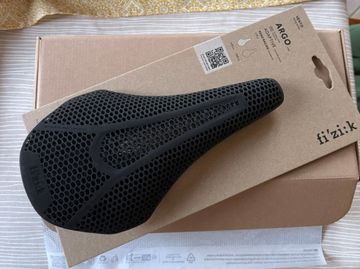 Tweedehands Fizik Argo adaptive 00 2025 Saddles & Seatposts