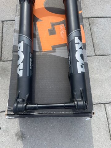 Used FOX 34 performance élite Grip 2 2025 bike — image 3 of 8